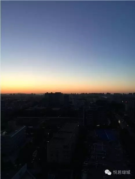 凌晨的北京一路畅通,也没有了白天的闷热 回到家已过了凌晨四点,太阳
